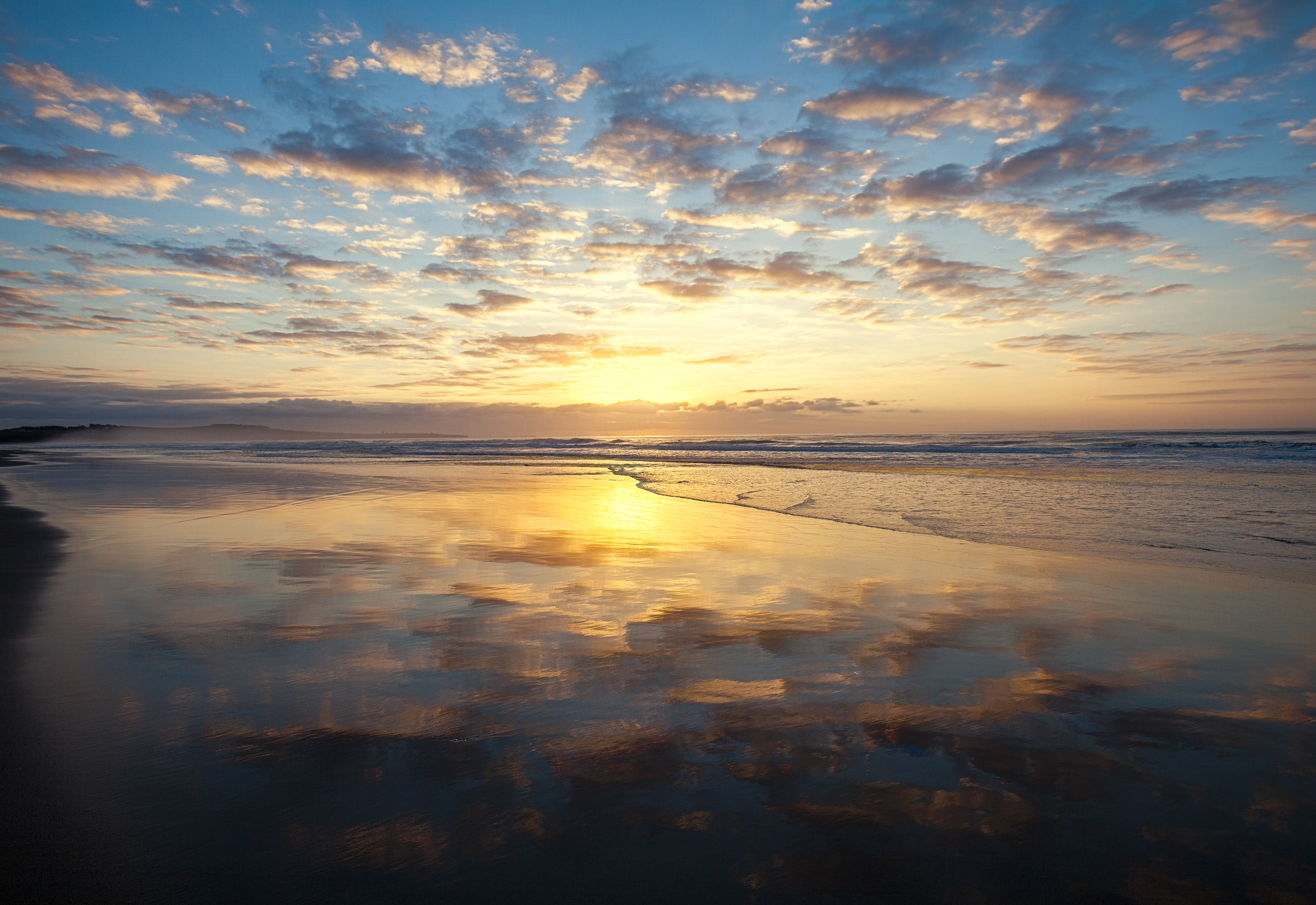 An image depicting the trail Seven Mile Beach National Park and its surrounding area.