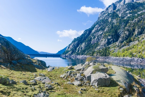 An image depicting the trail Presa de Cavallers - Montardo and its surrounding area.