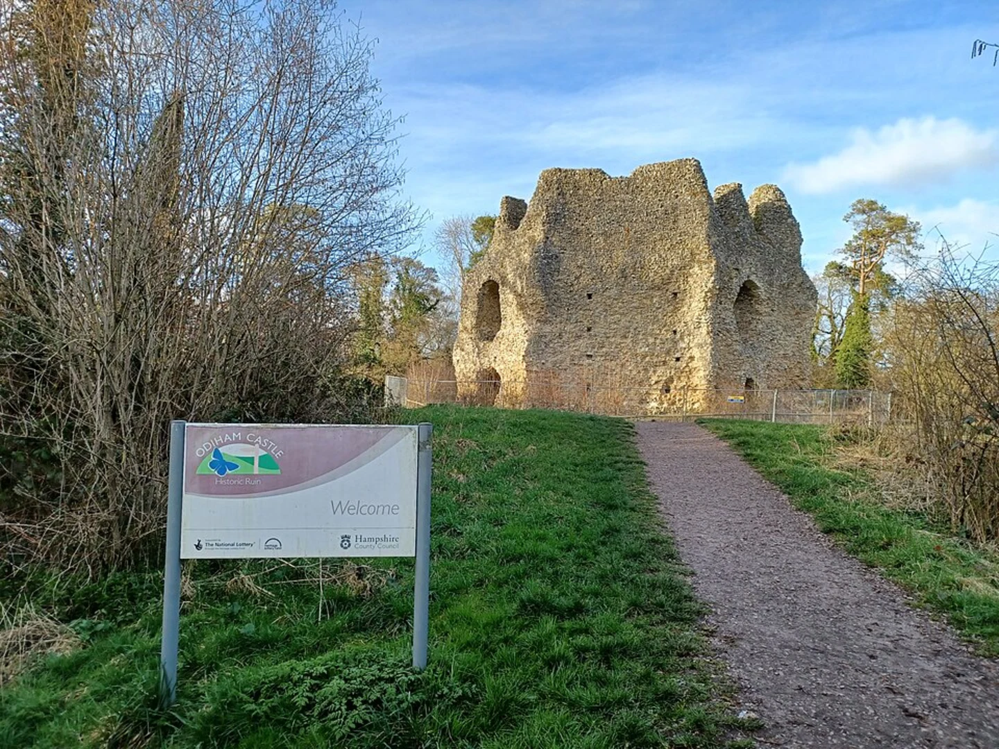 An image depicting the trail Greywell Hill Park and Butter Wood via Basingstoke Canal Towpath and its surrounding area.