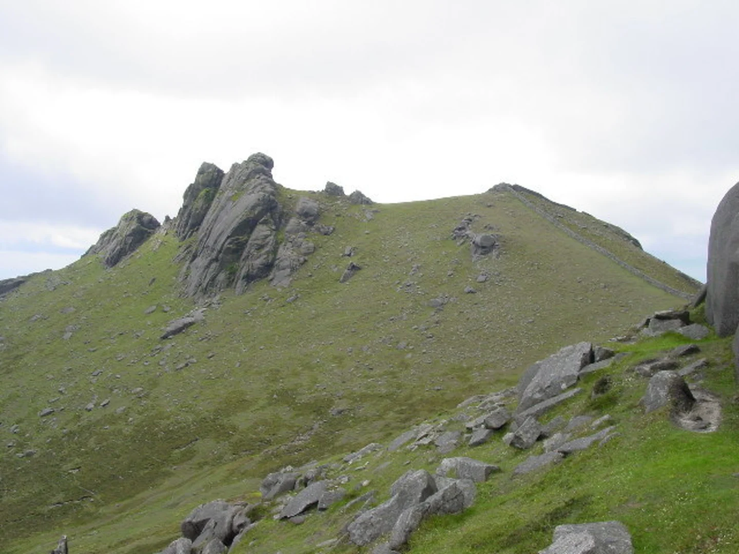 An image depicting the trail Slieve Meelbeg and Slieve Bearnagh Loop via Mourne Way and its surrounding area.