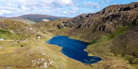 An image depicting the trail Slí Cholmcille - Sli Dhun na nGall and its surrounding area.
