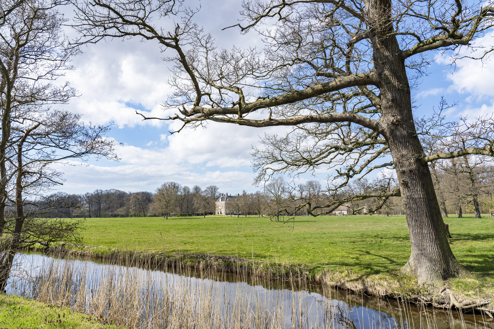 An image depicting the trail Van Lennepkanaal and Panneland via Strand Weg and its surrounding area.