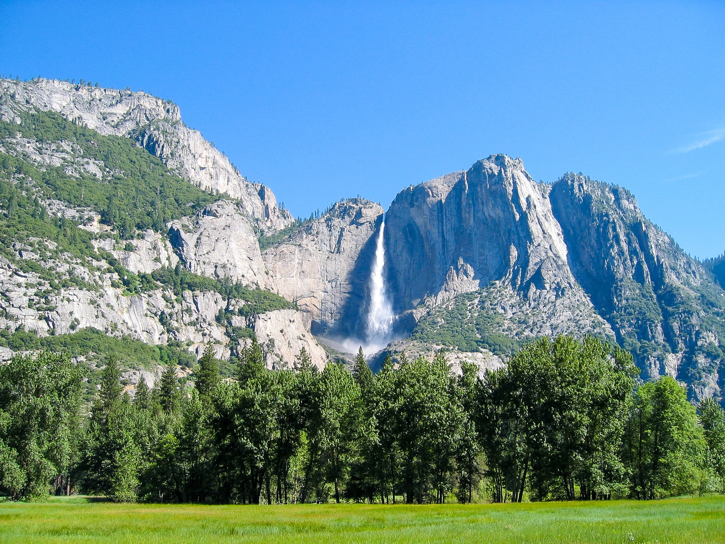 An image depicting the trail Bridalveil Fall and its surrounding area.
