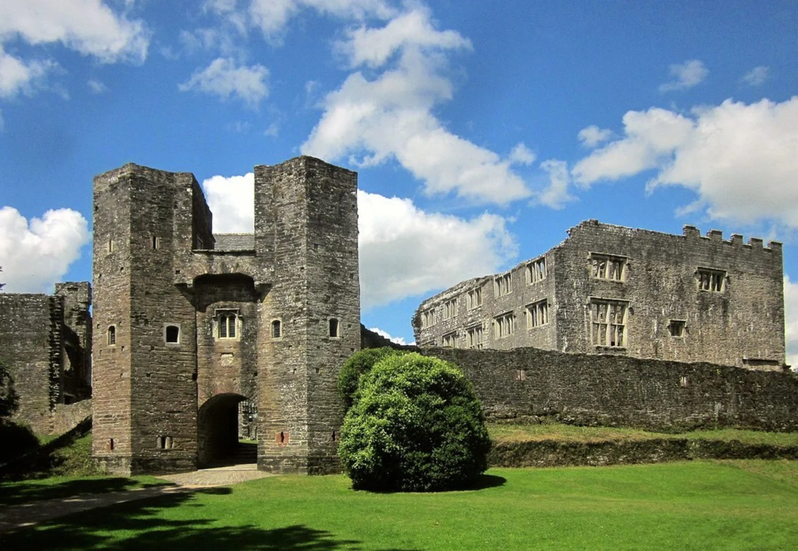An image depicting the trail Berry Pomeroy Castle Loop and its surrounding area.
