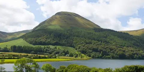 An image depicting the trail Corpse Road and Tumuli Walk and its surrounding area.