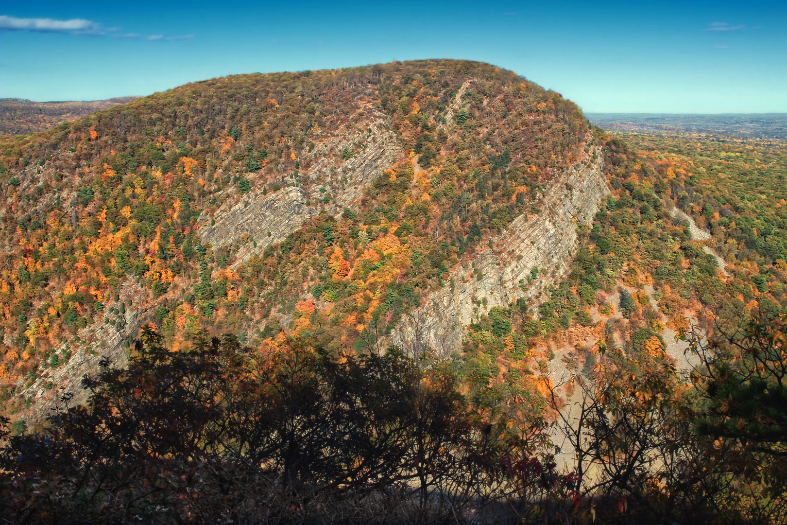 An image depicting the trail Mount Minsi and Kittatinny Mountain via Appalachian Trail and its surrounding area.