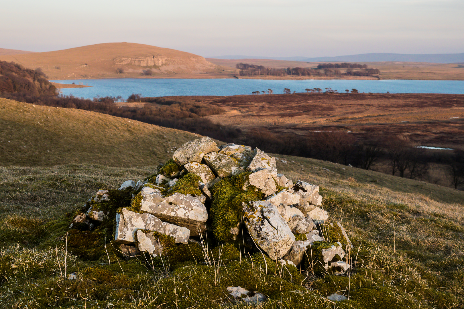 An image depicting the trail Malham Tarn - Fountain's Fell and Out Fell and its surrounding area.