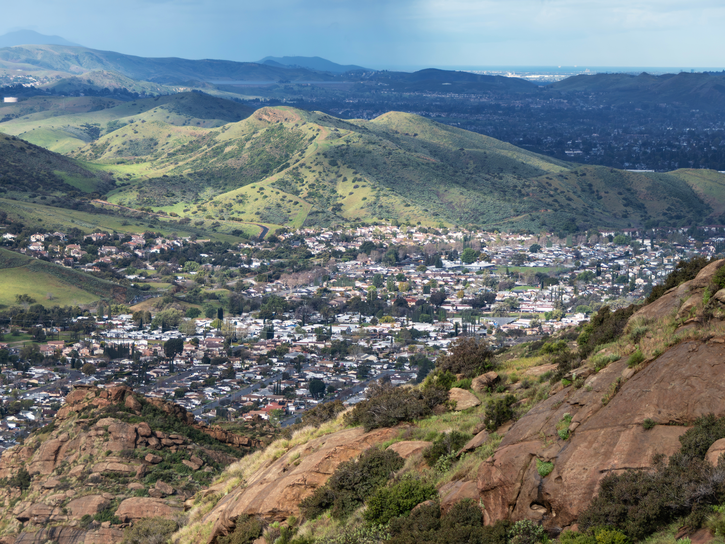 An image depicting the trail Simi Peak via Long Canyon Trail and its surrounding area.