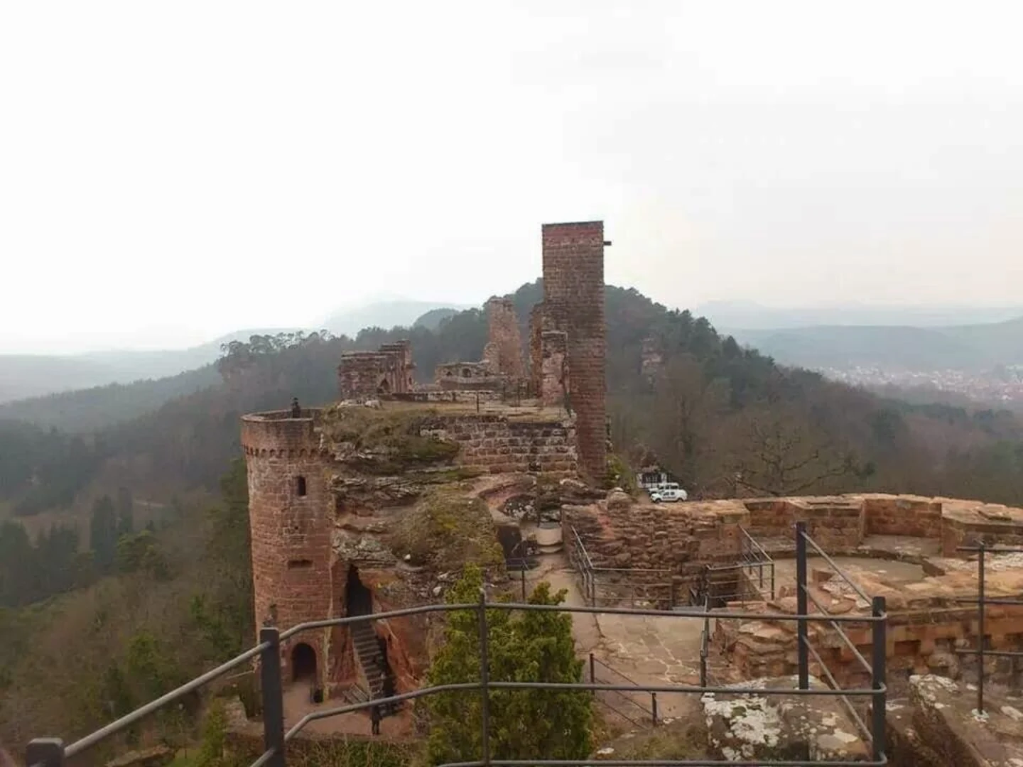 An image depicting the trail Burgengruppe Altdahn and Burg Grafendahn Loop and its surrounding area.