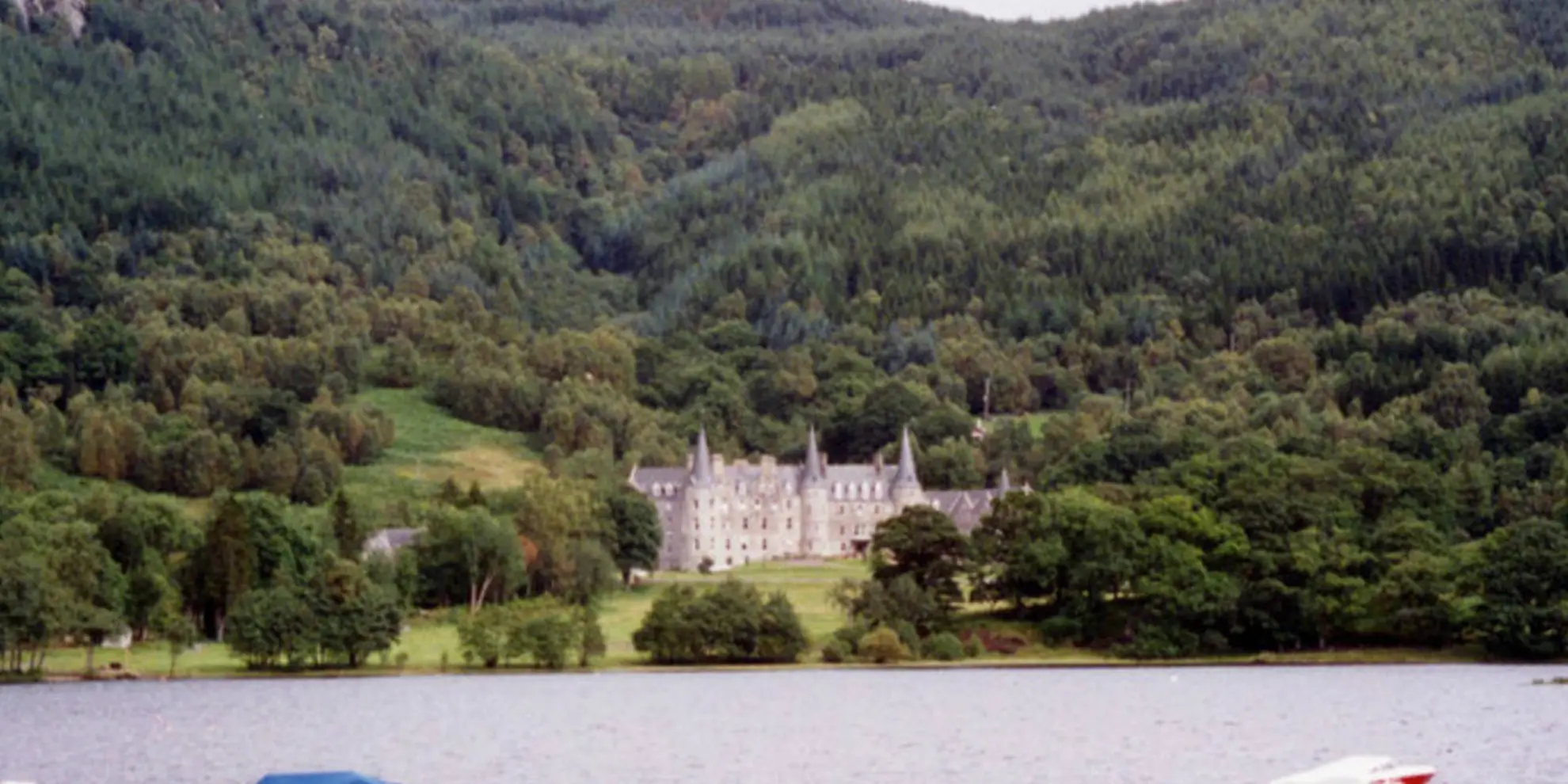 An image depicting the trail Ben Venue Loop from Loch Achray and its surrounding area.