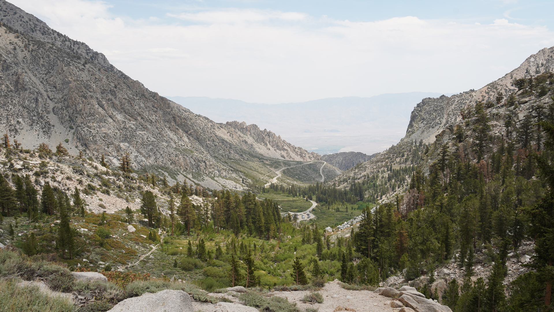 An image depicting the trail Kearsarge Pass and Bullfrog Lake Trail and its surrounding area.