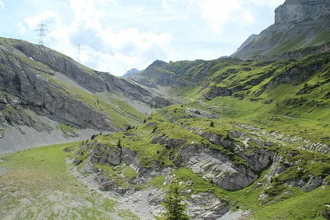 An image depicting the trail Gemmi Pass and Daubensee Lake and its surrounding area.