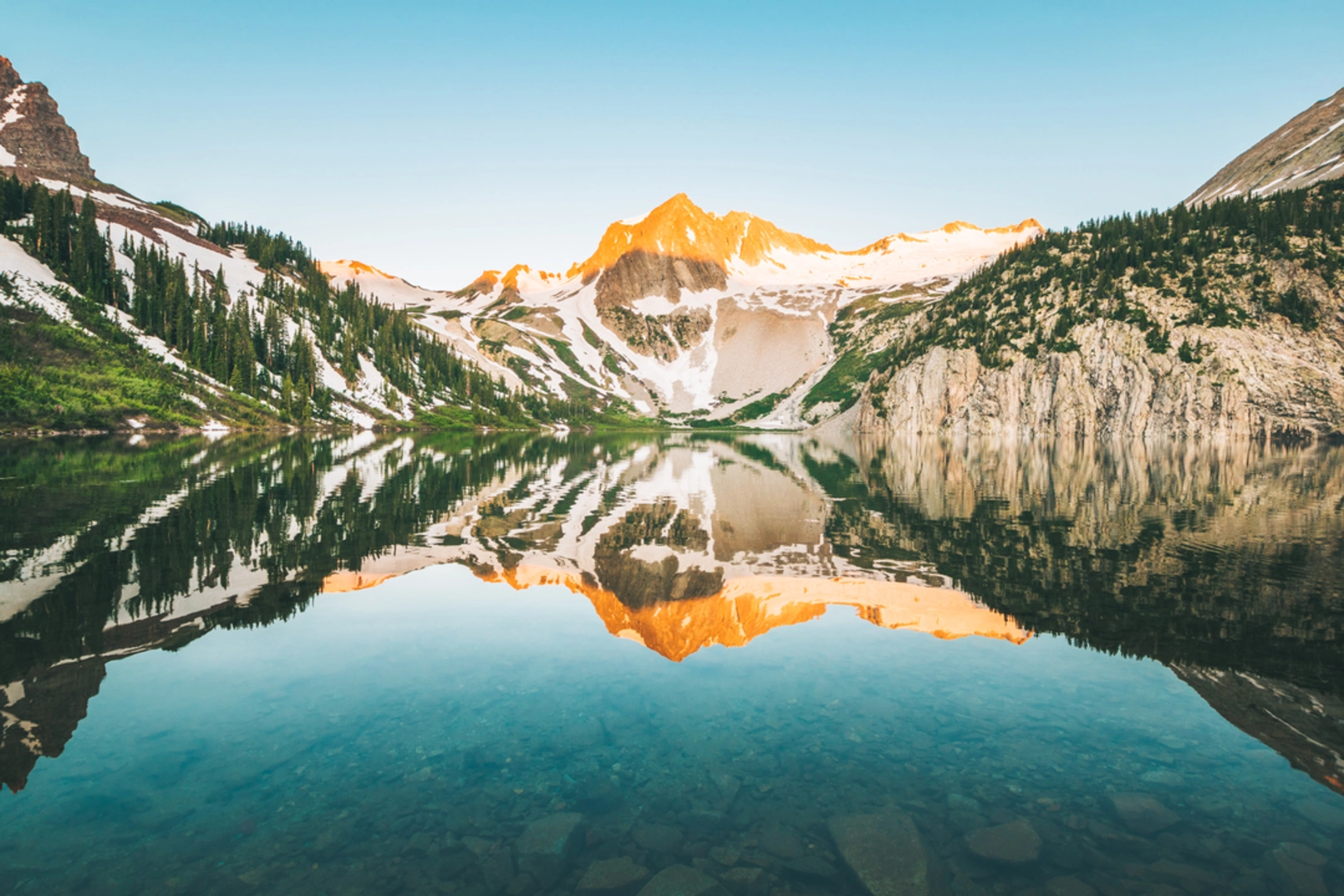 An image depicting the trail Snowmass Mountain Trail and its surrounding area.