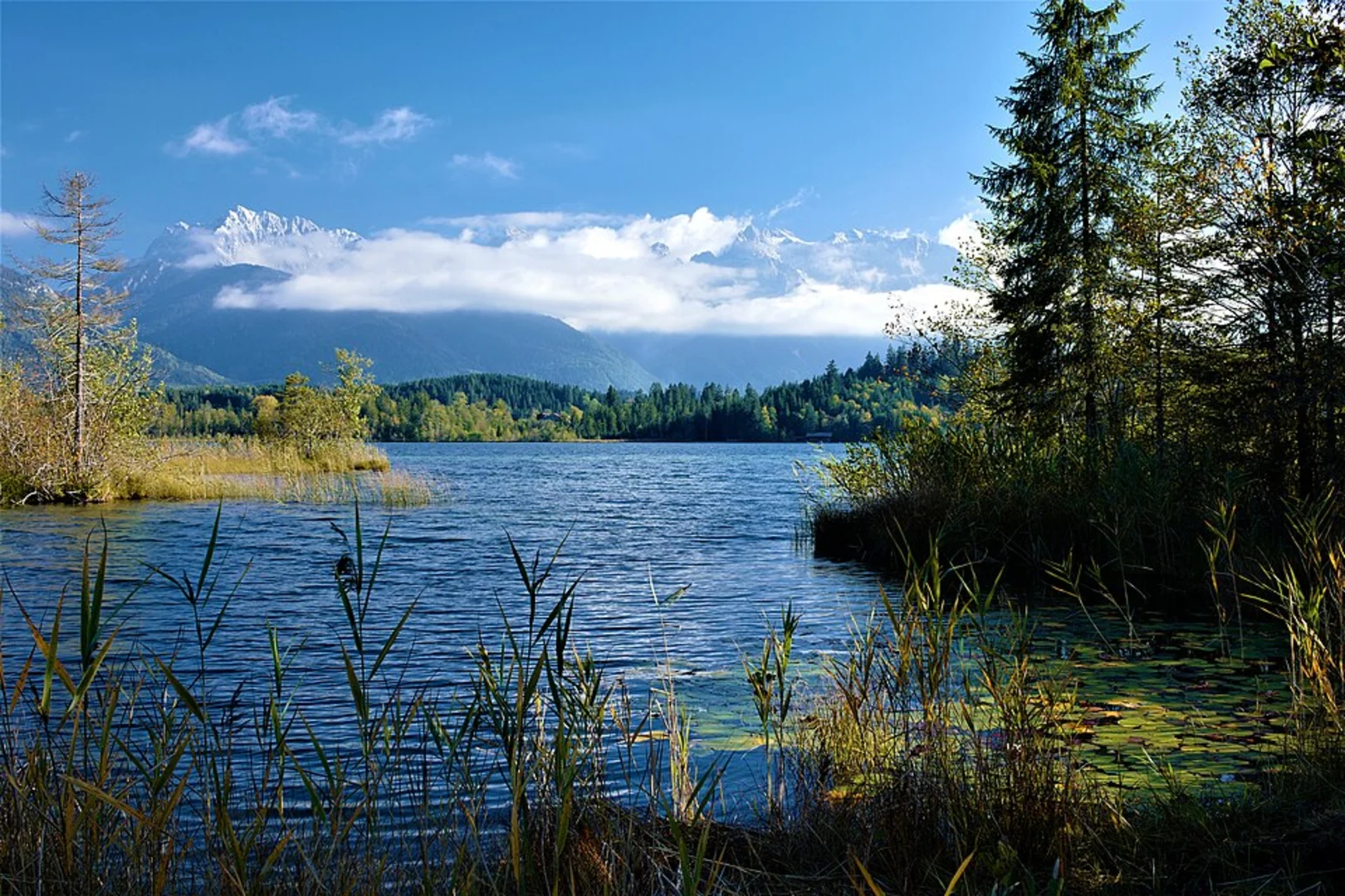 An image depicting the trail Barmsee and Geroldsee Loop from Krun and its surrounding area.