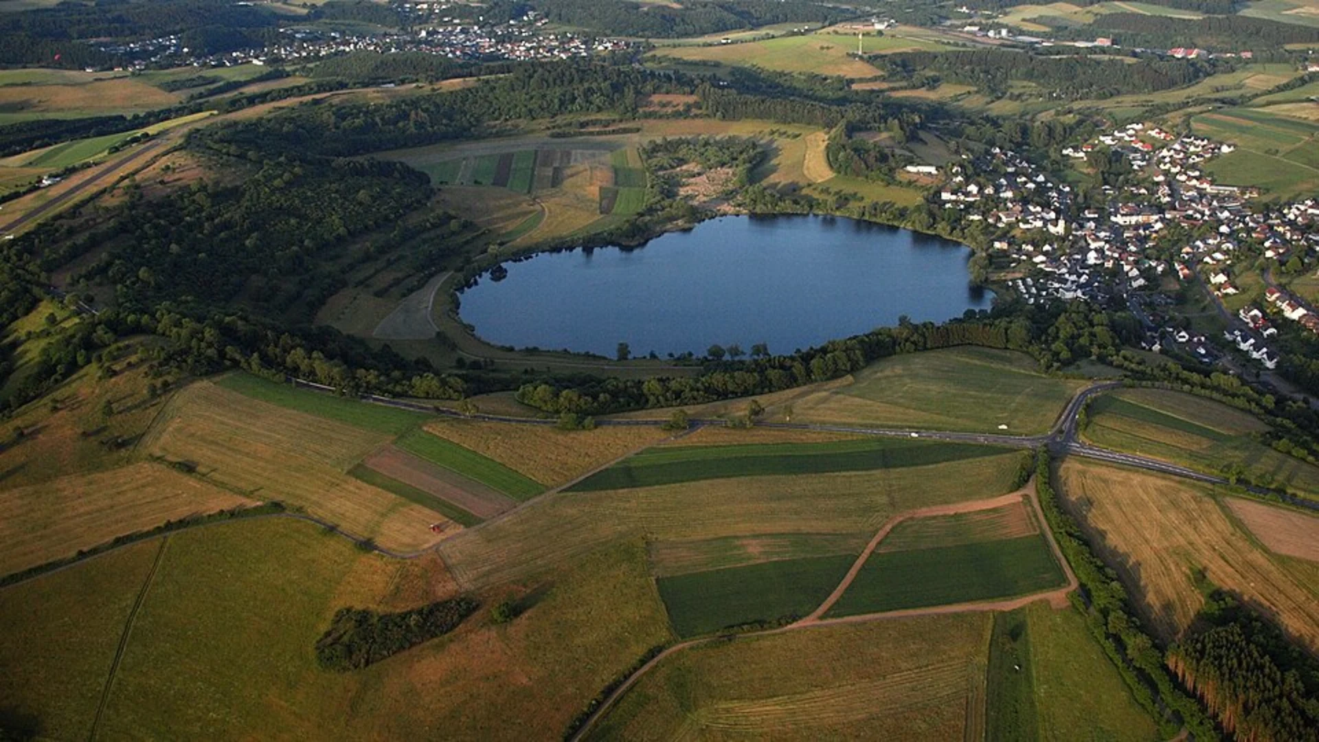An image depicting the trail Schalkenmehrener Maar Loop and its surrounding area.