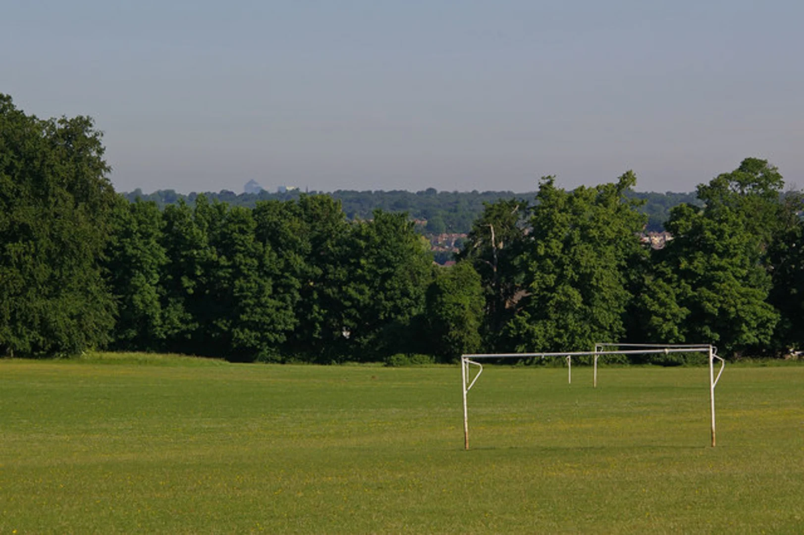 An image depicting the trail Goddington Park Walk and its surrounding area.