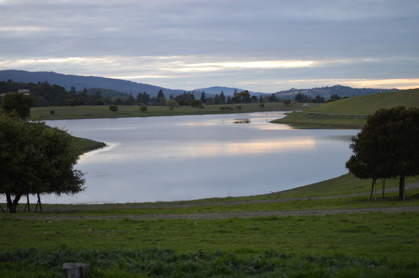 An image depicting the trail Arastradero Lake and Arastradero Creek Loop Trail and its surrounding area.