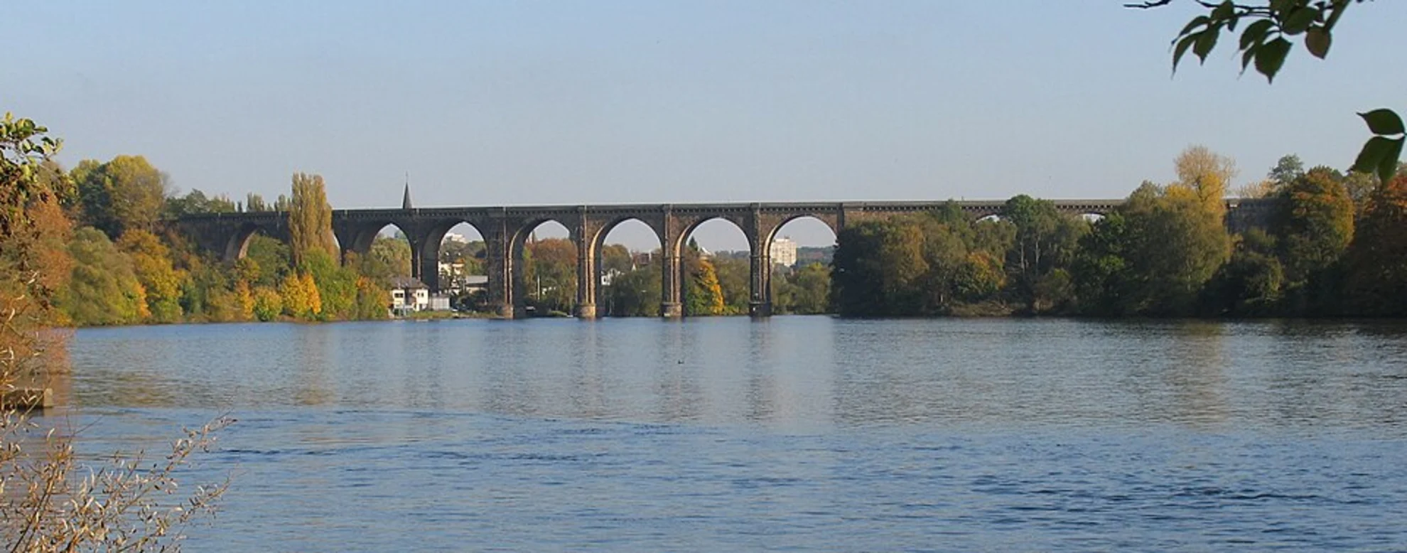 An image depicting the trail Asternweg Rundweg and Hoehlenweg and its surrounding area.