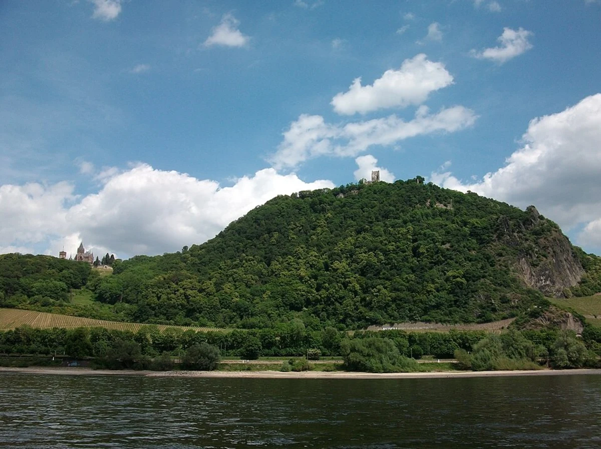 Königswinter Drachenfelsbahn to Rhöndorf via Burgruine Drachenfels and Bergischer Weg
