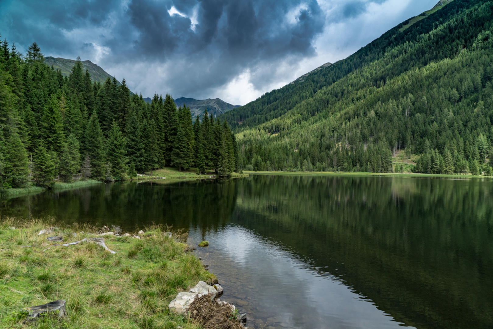 An image depicting the trail Krakauer Höhensteig and its surrounding area.