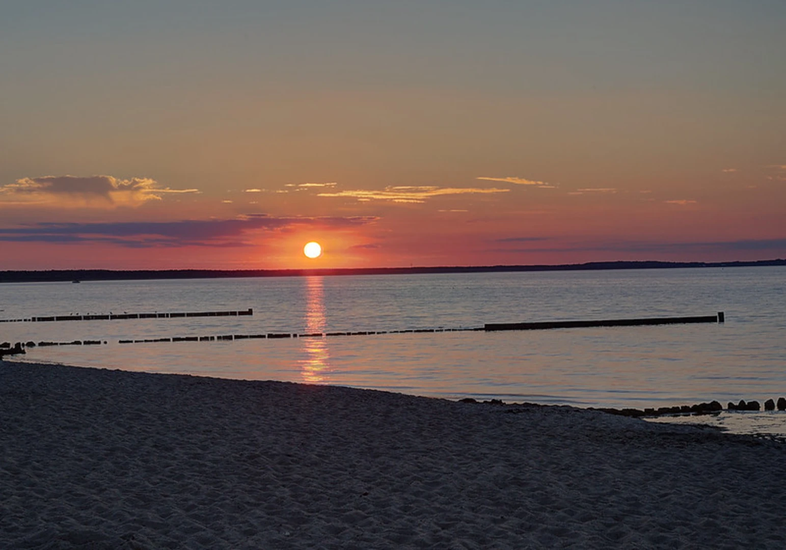 An image depicting the trail Glowe Strand and Langes Moor Loop and its surrounding area.