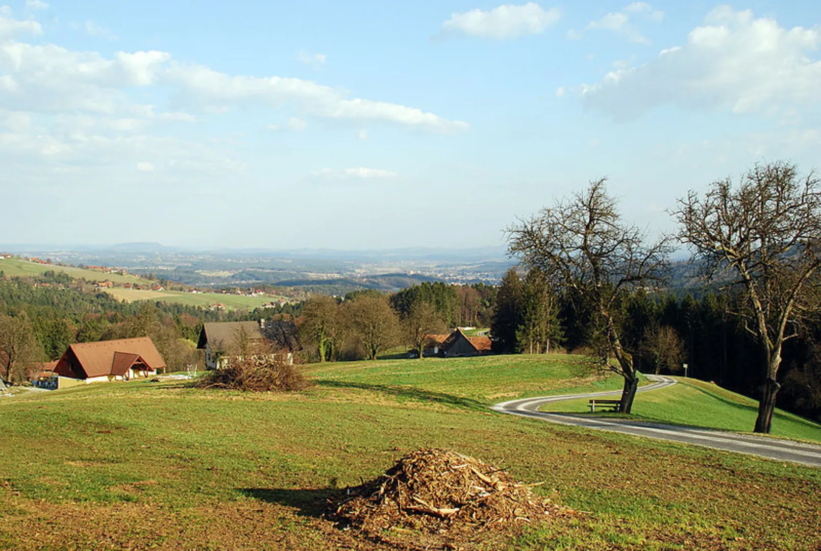 An image depicting the trail Marhofer Genusswanderweg and its surrounding area.