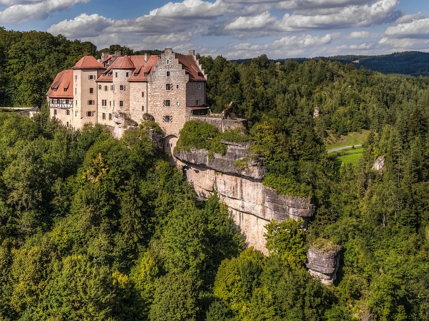 An image depicting the trail Burgruine Tachenstein and Ruine Rabenstein via Rundweg Riedenburg and its surrounding area.
