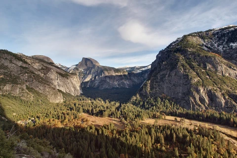 An image depicting the trail Columbia Rock via Upper Yosemite Fall Trail and its surrounding area.