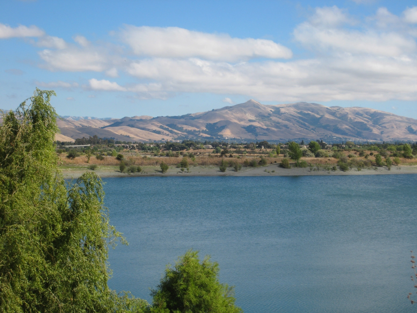 An image depicting the trail Rainbow Lake and Horseshoe Lake via Old Creek Trail and Isla Tres Rancheros Trail and its surrounding area.