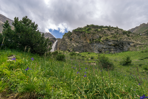 An image depicting the trail Collada de Pineta - Cascada del Cinca and its surrounding area.
