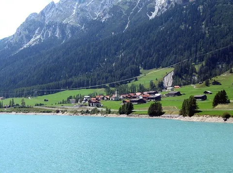 An image depicting the trail Sufnersee and Suretta Valley Loop Trail and its surrounding area.
