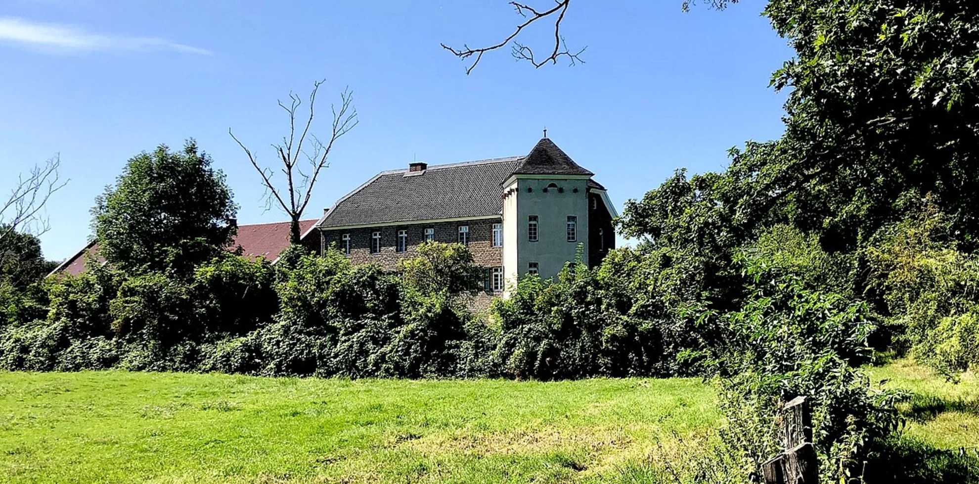 An image depicting the trail Stöckenbergsee and Monbag See via Altstadt Rundweg and its surrounding area.