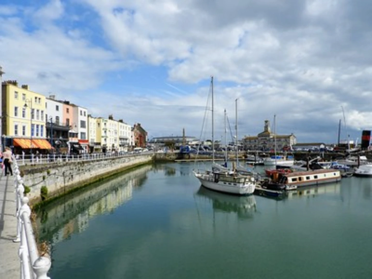 An image depicting the trail Royal Harbour Inner Marina Loop and its surrounding area.