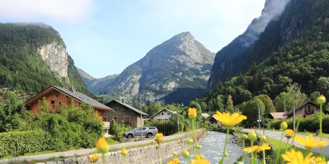 An image depicting the trail Tour des Dents Blanches and its surrounding area.