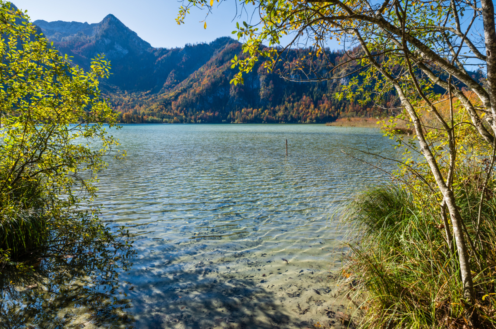 An image depicting the trail Rinnerhütte - Lake Wildensee in Ebensee and its surrounding area.