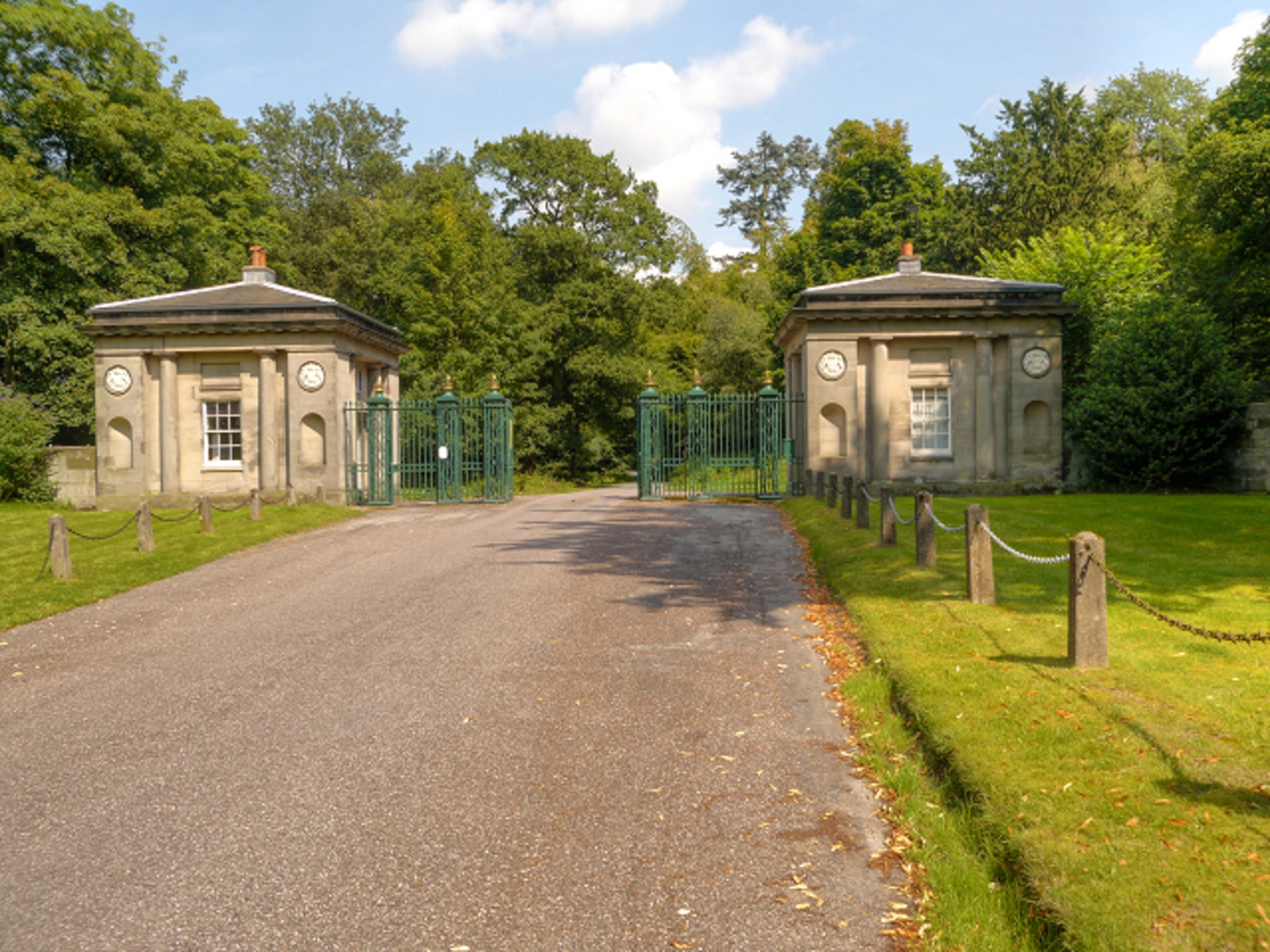 An image depicting the trail Shugborough Park Loop and its surrounding area.