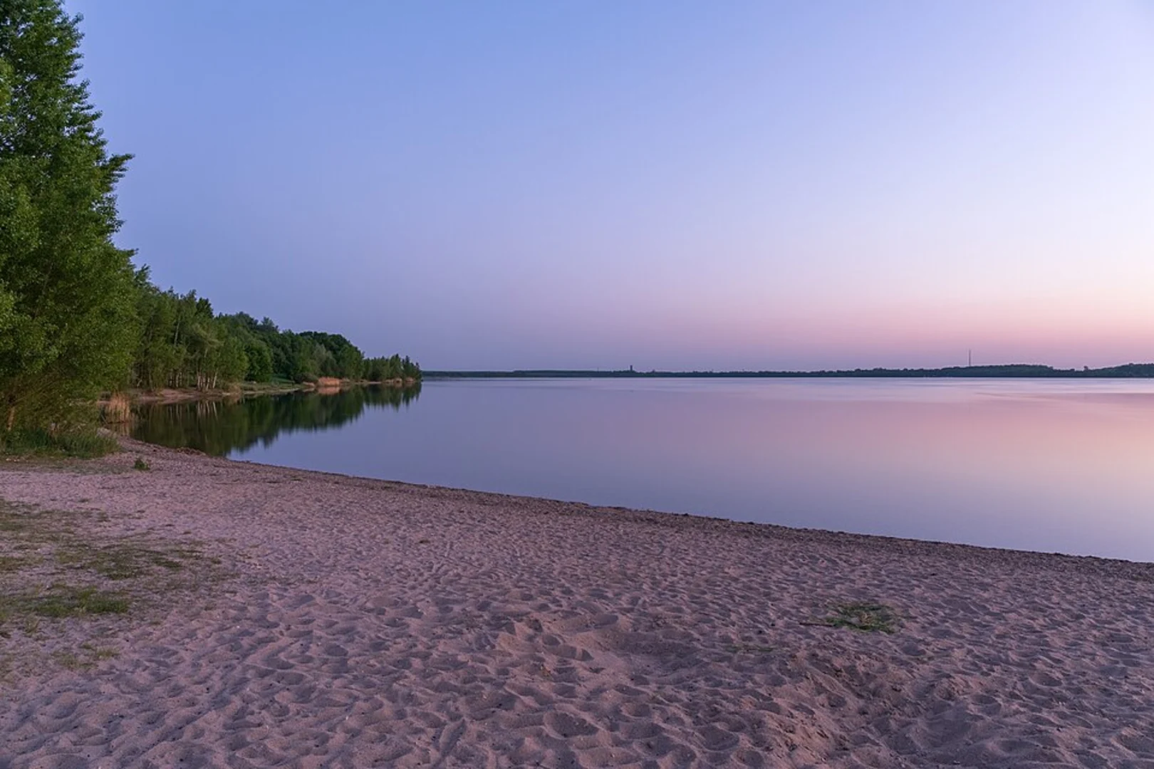 An image depicting the trail Cospudener See Loop and its surrounding area.