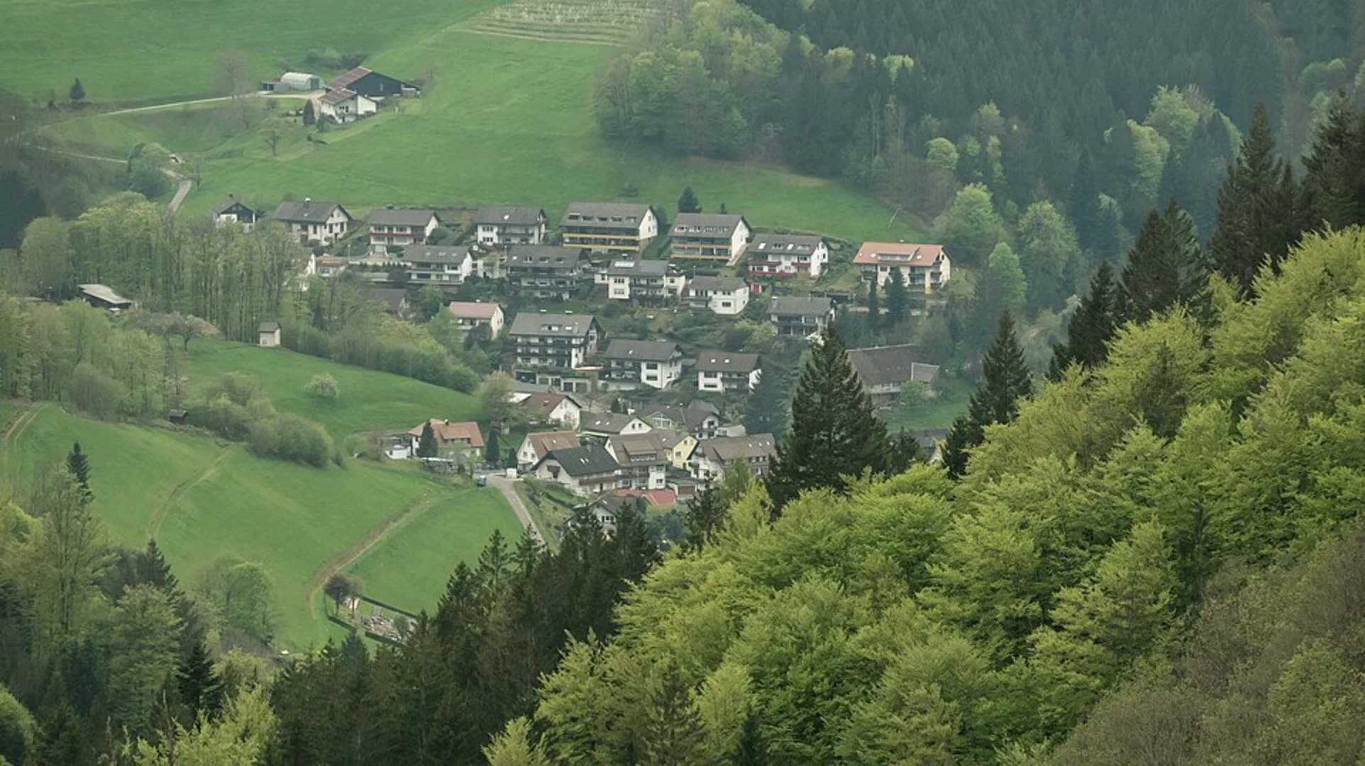 An image depicting the trail Geniesserpfad - Himmelssteig and its surrounding area.
