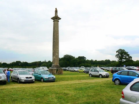 An image depicting the trail Amphitheatre and Cirencester Park Loop via The Lake and its surrounding area.
