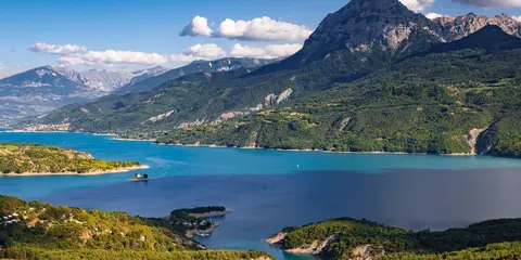 An image depicting the trail Lac de Serre-Ponçon and its surrounding area.