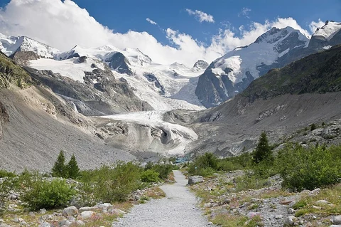 An image depicting the trail Aussichtsweg Morteratschgletscher and its surrounding area.