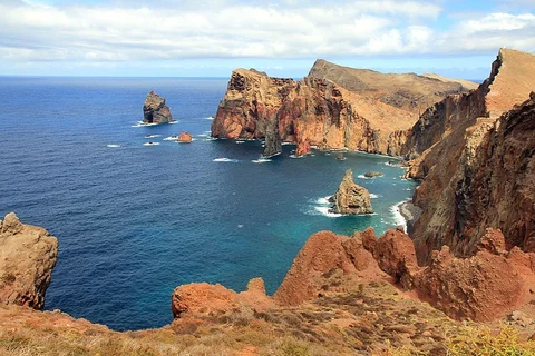 An image depicting the trail PR 8 Footpath of Ponta de S Lourenço and its surrounding area.