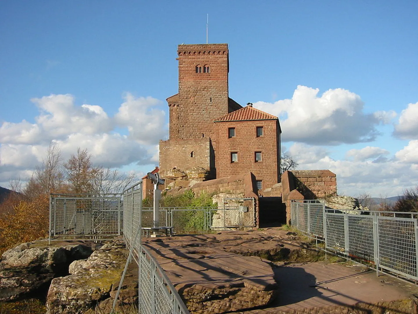 An image depicting the trail Fensterfels via Leinsweiler and Saar Pfalz Weg and its surrounding area.