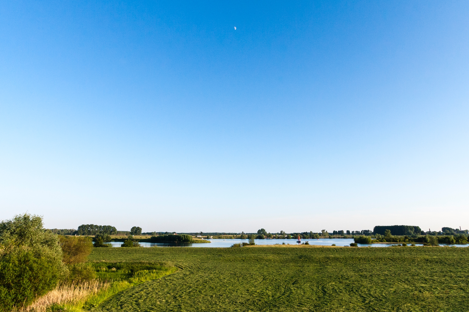 An image depicting the trail Amerongse Berg and Venster op de Betuwe Loop and its surrounding area.