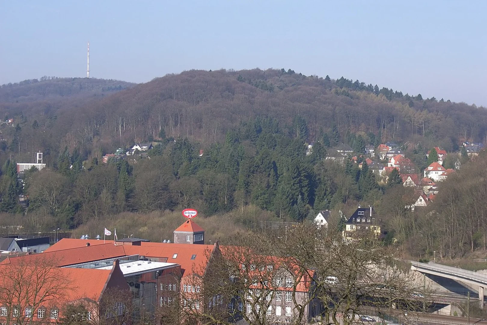 An image depicting the trail Oberer Teich via Huegelland Weg and its surrounding area.