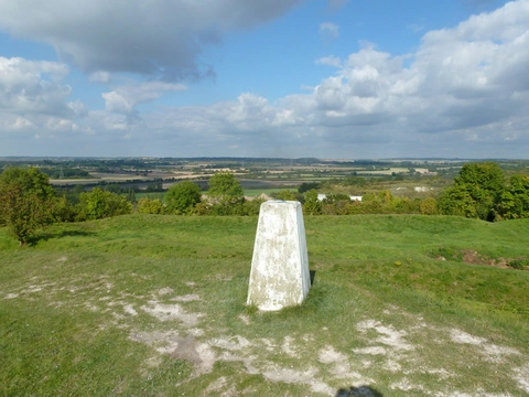 An image depicting the trail Totternhoe Nature Reserve Loop and its surrounding area.