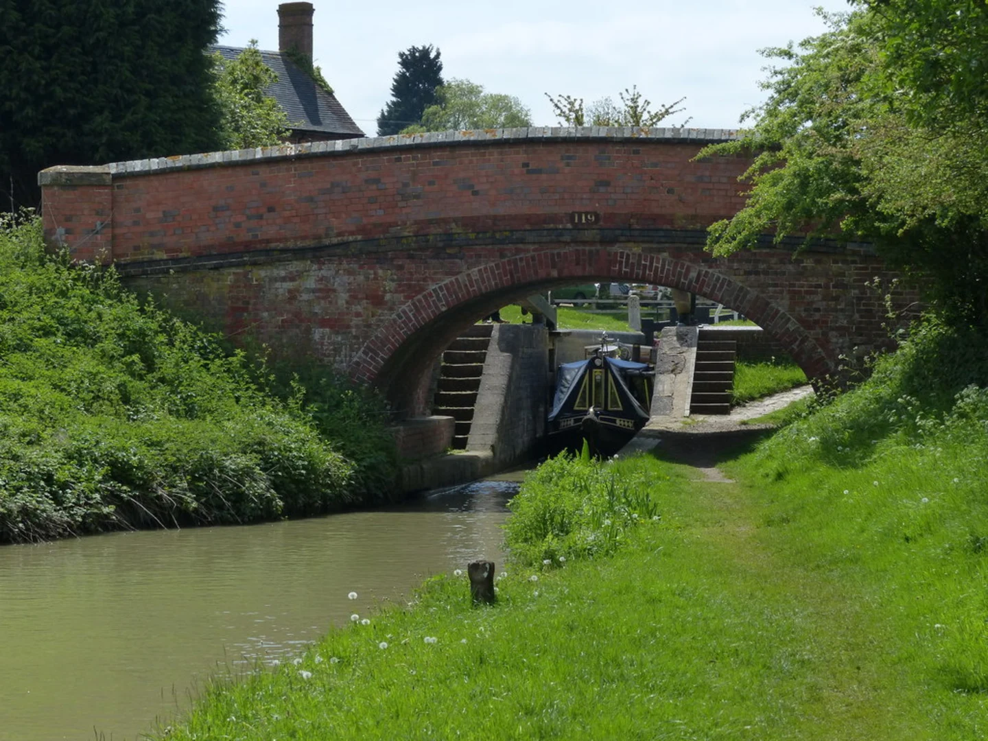An image depicting the trail Priors Marston Country Park Loop and its surrounding area.
