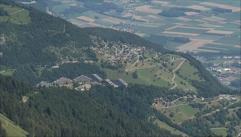 An image depicting the trail Sentier des alpages de Vionnaz and its surrounding area.