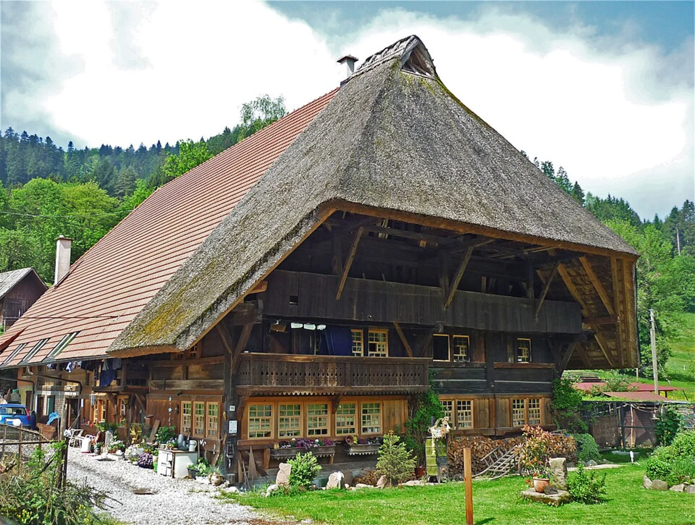 An image depicting the trail Gutach via WasserWeltenSteig and its surrounding area.