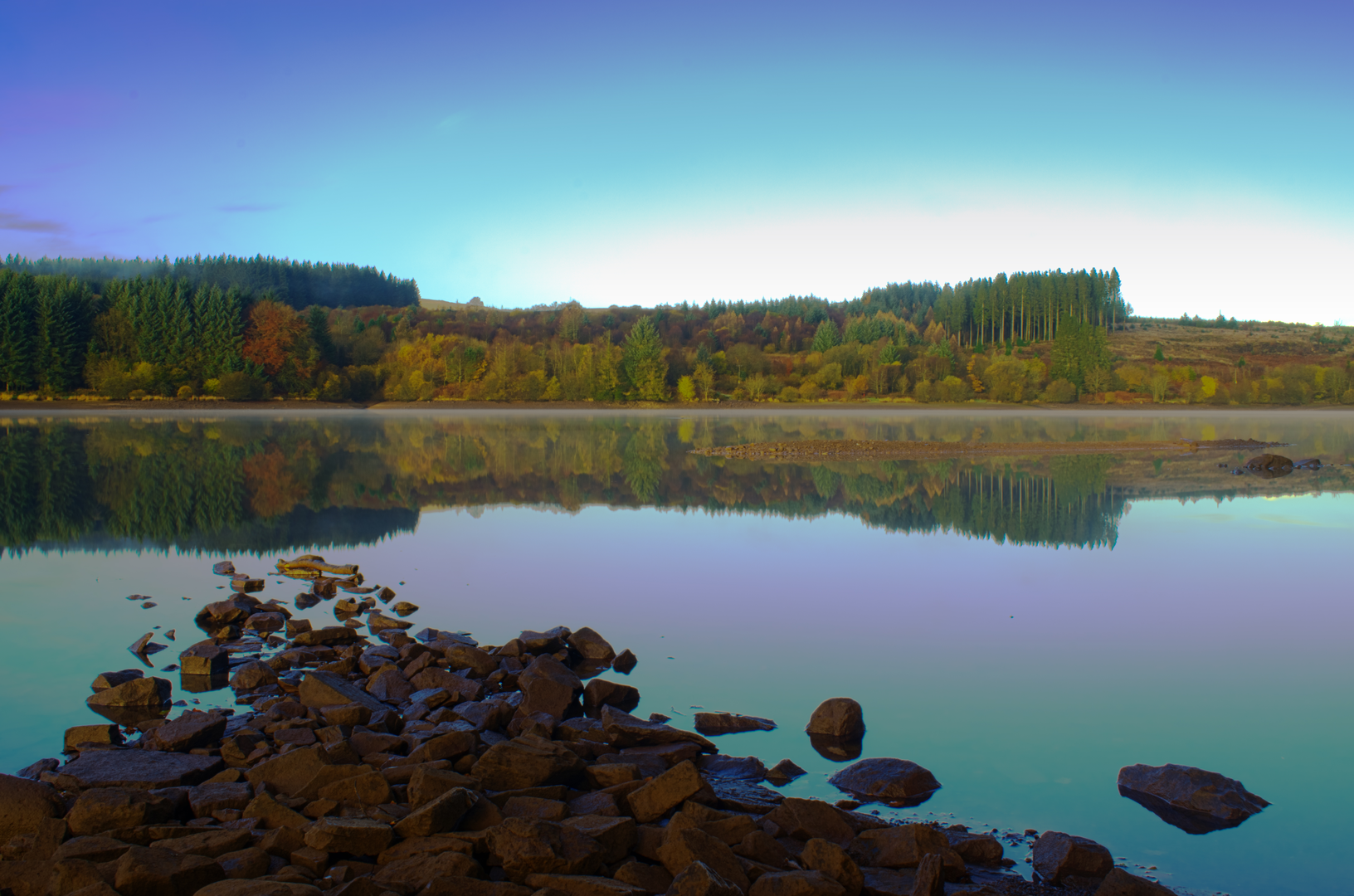 An image depicting the trail Llwyn-Onn Reservoir and its surrounding area.